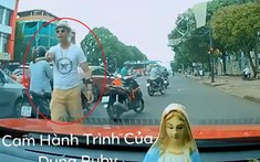 Lộ video quay cảnh sư thầy dùng gậy đập chiếc Honda Civic vì không được vượt tại Buôn Ma Thuột