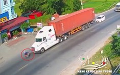 Video người đi xe máy chạy lấn làn, lao thẳng vào đầu xe container tại Bắc Ninh khiến cư dân mạng thắc mắc