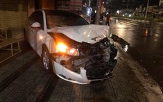 Video: Nữ tài xế ôm bụng bước ra khỏi ô tô sau khi tông vào đuôi xe ben tại Bình Phước