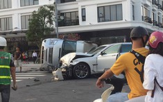 Quảng Ninh: Va chạm với xe sang BMW 7-Series, ô tô khách Ford Transit bị lật nghiêng