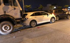 Hà Nội: 4 ô tô đâm "dồn toa" trên cầu vượt Mai Dịch, thanh niên đứng xem tai nạn bị taxi tông trúng
