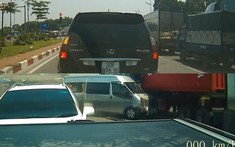 Video quay khoảnh khắc xe container đâm liên hoàn 4 ô tô đang dừng đèn đỏ ở Hà Nội