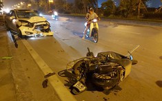 Hà Nội: Ô tô Ford Focus "chạy ngoằn ngoèo", tông trúng xe máy khiến 1 người nguy kịch