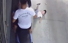 Hà Nội: Bất cẩn để bé trai vặn tay ga xe máy, người đàn ông suýt phải hối hận cả đời