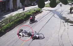 Hải Dương: Dầu từ ô tô khách chảy lênh láng ra đường, gây tai nạn cho hàng loạt xe máy