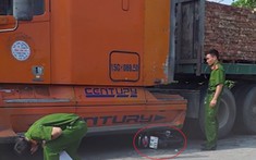 Video: Vượt xe bán tải, xe máy va chạm với xe container, 2 học sinh thương vong tại Hải Phòng