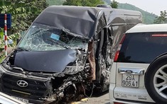 Video ô tô khách Hyundai Solati lấn làn, va chạm với xe container tại Lạng Sơn khiến 1 tài xế bị thương nặng