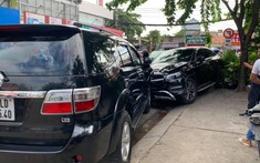 Sài Gòn: Ô tô hạng sang Mercedes-Benz đâm hàng loạt xe máy khiến 4 người bị thương