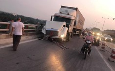 Tài xế lái xe container gây tai nạn liên hoàn trên cầu Thanh Trì khiến 1 người rơi xuống sông Hồng ra trình diện