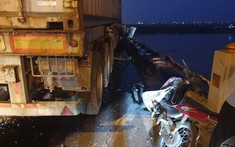 Xe container lao qua dải phân cách trên cầu Thanh Trì, tông 3 xe máy, 1 người rơi xuống sông Hồng