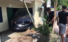 Thái Bình: Nữ tài xế lùi Mazda CX-5 "mới toanh", còn chưa có biển, vào nhà dân bên đường
