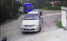 Video tàu hỏa tông trúng Toyota Innova khiến tài xế bị thương tại Phú Yên