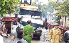Quảng Bình: Xe ben chở máy xúc tông đổ cổng làng, tài xế tử vong tại chỗ