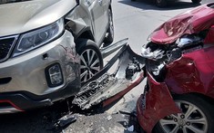 Hà Nội: Hyundai Grand i10 lấn làn, tông trúng Kia Sorento, tài xế tử vong