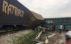 Nghệ An: Tàu chở hàng tông ô tô tải, 4 toa tàu bị hất văng khỏi đường ray, chắn ngang quốc lộ 1A