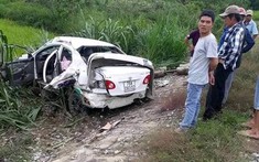 Quảng Ngãi: Toyota Corolla Altis băng qua đường ray, bị tàu hỏa tông nát