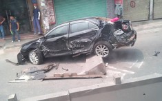 Sài Gòn: Va chạm với xe container, Toyota Camry ủi bay dải phân cách, lao sang làn đường xe máy