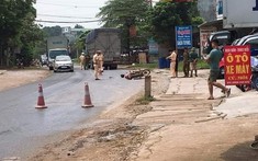 Video: Xe máy va chạm với ô tô tải, người đàn ông bị cán nát chân tại Tuyên Quang
