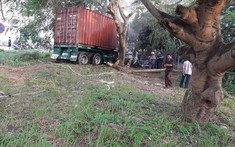 Lộ video quay diễn biến vụ xe container lao vào cổng công ty đóng tàu rồi bốc cháy khiến tài xế chết thảm ở Hải Dương