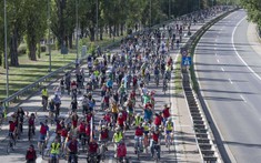 Khoảng 25.000 người biểu tình đã đi xe đạp tới Triển lãm Ô tô Frankfurt 2019 và lên tiếng vì môi trường