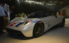 Pagani Huayra được Minh "Nhựa" đem vào trưng bày ở tiệc cưới, khách tham quan ai nấy đều choáng ngợp
