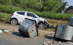 Hòa Bình: VinFast Fadil đâm vào thùng rác, hỏng nặng phần đầu xe