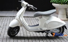 Chiêm ngưỡng Vespa 946 được độ yên bọc da trăn Tây Ban Nha độc nhất tại Việt Nam