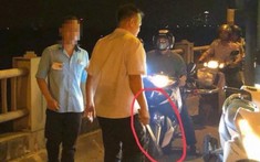 Hà Nội: Bị người điều khiển xe máy "lườm", tài xế và phụ xe buýt xuống xe đánh người