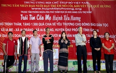 Mẹ Huỳnh Tiểu Hương đã trao quà cho đồng bào dân tọc khó khăn tỉnh Gia Lai