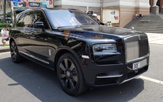 Cận cảnh "viên kim cương" siêu khổng lồ Rolls-Royce Cullinan trên đường phố Sài thành