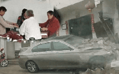 Xe BMW đâm sầm vào nhà, ông nội và dì vẫn bình tĩnh chơi mạt chược