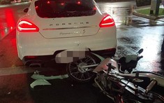Quận 2: Xe máy tông vào đuôi xe Porsche Panamera Turbo S tại khu đô thị Sala