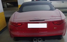Đau lòng khi nhìn thấy hình ảnh Jaguar F-Type S mui trần hàng hiếm tại Việt Nam "làm bạn" với bụi