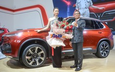 "Đả nữ" Ngô Thanh Vân nhận xe VinFast LUX SA2.0