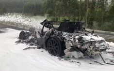 SUV hạng sang Range Rover bị lửa thiêu rụi hoàn toàn vì tông phải cục đá trên đường cao tốc