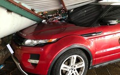 Hà Nội: Range Rover tiền tỷ bị mái tôn của một bãi gửi xe đổ sập xuống đè trúng