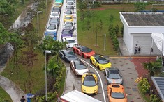 Hơn 40 siêu xe Lamborghini rồng rắn trên đường phố Singapore để mang đến niềm vui cho trẻ em