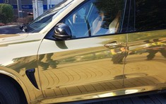 SUV hạng sang BMW X5 M bị cảnh sát tịch thu vì dán đề-can mạ crôm vàng chói lóa