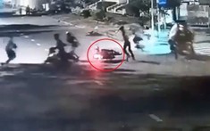 Video đôi nam nữ bị đuổi đánh và cướp xe máy táo tợn tại Sài Gòn