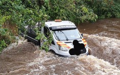Hài hước tài xế lái Ford Transit lao thẳng xuống "con sông dữ" bởi vì GPS bảo thế