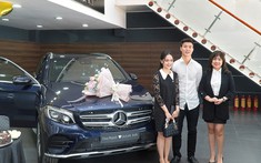 Trung vệ Duy Mạnh cùng bạn gái sắm Mercedes-Benz GLC 300 hơn 2 tỷ đồng ở tuổi 23