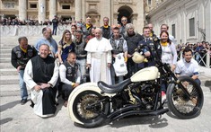 Xe Harley-Davidson có chữ ký cùa Giáo hoàng Francis có giá bán dự kiến lên đến 2,8 tỷ đồng