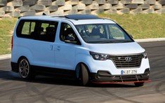 Hyundai iMax N Drift Bus - Xe van 8 chỗ, 402 mã lực biết drift và đốt lốp trên đường đua