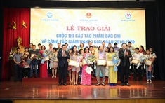 Trao giải cuộc thi báo chí viết về giảm nghèo năm 2019