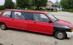 Chiếc limousine được chắp nối bởi hai chiếc Ford Festiva 1993 này chỉ có giá 46 triệu đồng