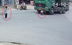 Video: Nam học sinh bị cuốn vào gầm ô tô tải, thoát chết thần kỳ tại Bắc Giang