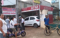 Đắk Nông: Tài xế mất lái, Hyundai Grand i10 lao thẳng vào cây ATM trong vụ tai nạn khó tin