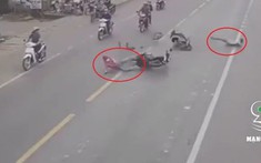 Video: Xe máy "lao như tên bắn" từ ngõ ra đường, gây tai nạn khiến 1 người bị thương tại Đồng Nai