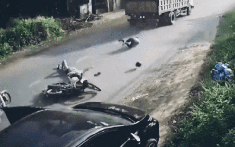 Video tài xế ô tô mở cửa bất cẩn khiến 2 người đi xe máy bị hất văng ra giữa đường tại Đồng Nai