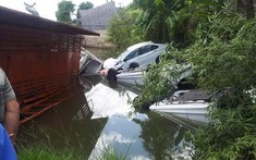 Nha Trang: Xe tải lật nghiêng dưới mương nước, ít nhất 5 chiếc ô tô con "mới toanh" bị hỏng